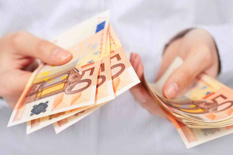 Hände geben Geld