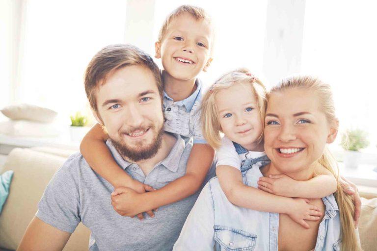 fröhliche Familie zuhause