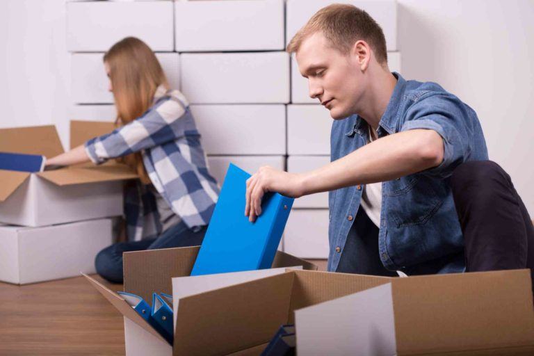 Junges Paar räumt in Kartons zusammen
